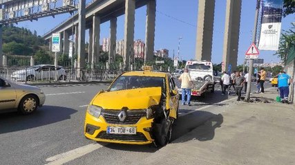 Descargar video: Son dakika haberleri! KAĞITHANE'DE ZİNCİRLEME KAZADA OTOBÜSLE TAKSİ DİREĞE ÇARPARAK DURABİLDİ