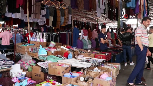 Eski ses sanatçısı, pazarda hem simit satıyor hem de mini konser veriyor