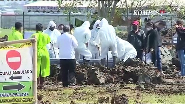Ambulans Pembawa Jenazah Covid-19 Terus Berdatangan ke TPU Rorotan