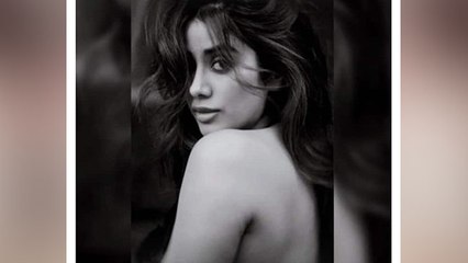 Janhvi Kapoor ने शेयर की टॉपलेस फोटो, एक्ट्रेस ने इस अदा से मुड़कर देखा, दीवाने हुए फैंस | FilmiBeat