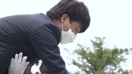 이준석, 봉하마을 참배..."소탈함·솔직함 추억" / YTN