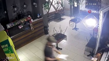 Kasadaki parayı az bulunca meşrubat çaldılar...Yılda bir soydukları kafede güvenlik kamerasına yakalandılar
