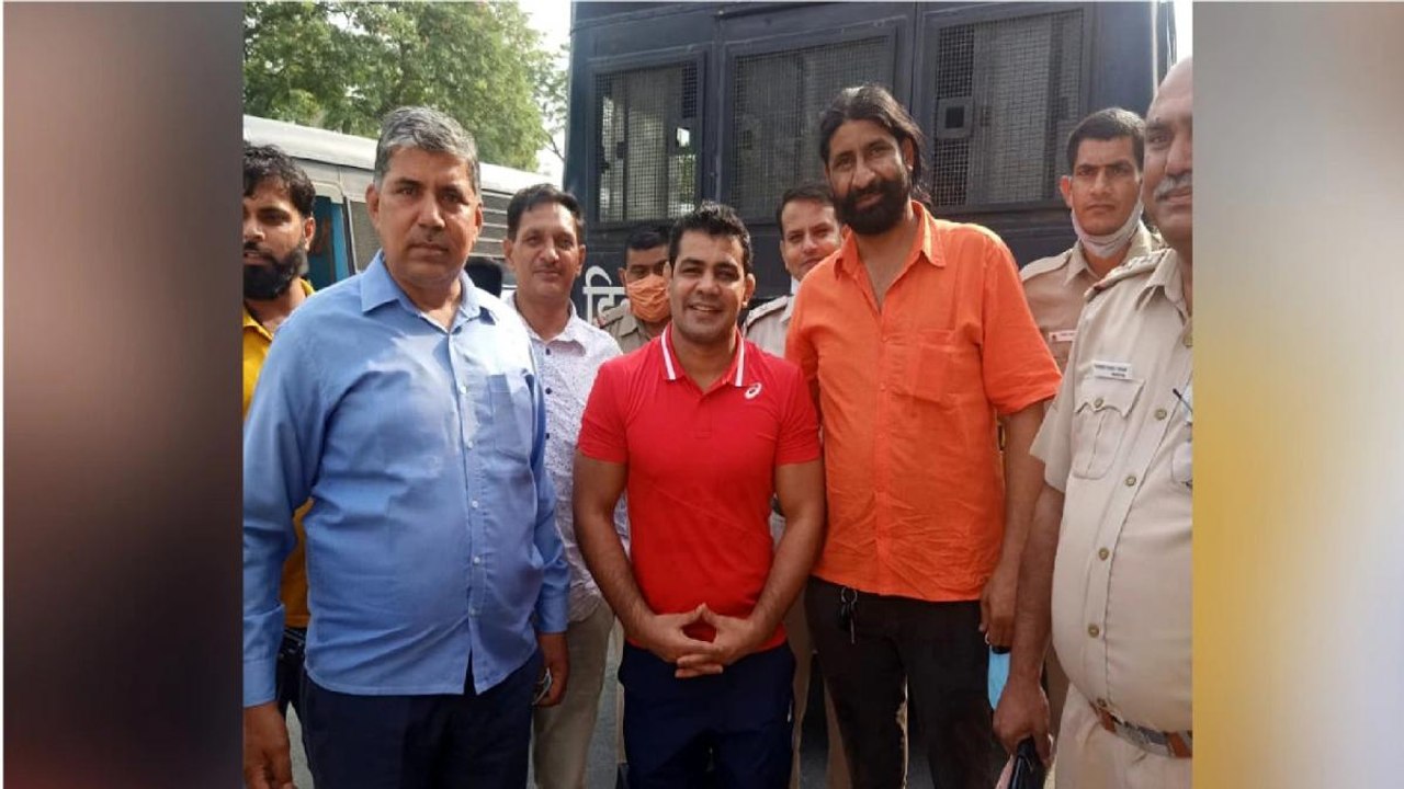 Delhi Police's photo session with murder accused goes viral