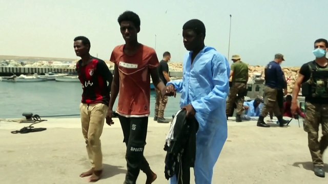 ВМС Туниса спасли в море десятки мигрантов