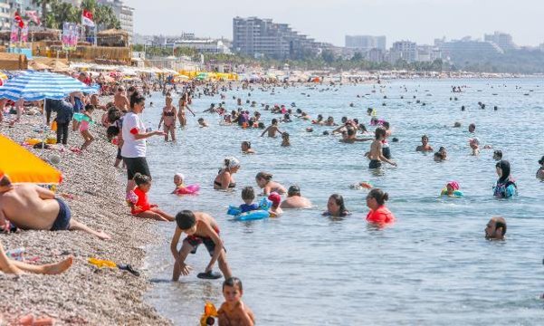 ANTALYA'DA HAVA SICAKLIĞI 41 DERECEYİ GÖRDÜ