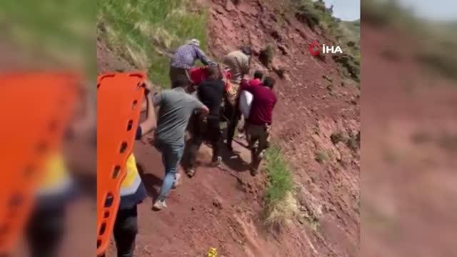 Son dakika haberleri: Vefakar sağlıkçılar 2 bin 500 rakımdaki hastaya yaya ulaştı, ambulans helikopterle hastaneye gönderildi