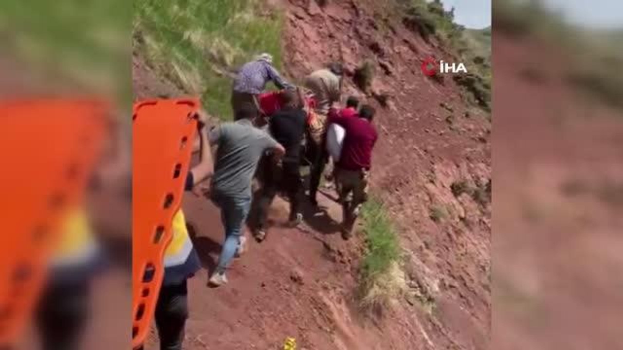 Son dakika haberleri: Vefakar sağlıkçılar 2 bin 500 rakımdaki hastaya yaya ulaştı, ambulans helikopterle hastaneye gönderildi