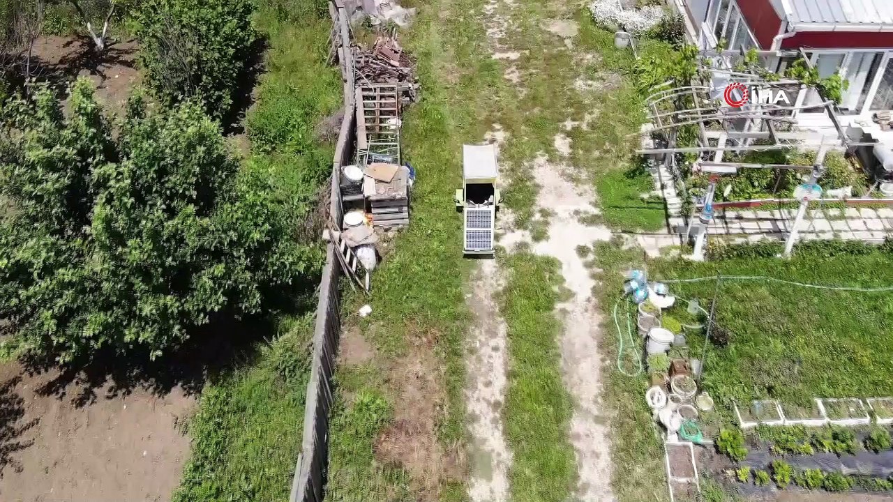 Eşine sera malzemelerinden elektrikli araba yaptı