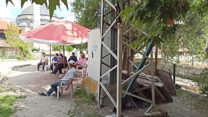 Köy sakinleri meydanda kalan trafonun kaldırılmasını istiyor