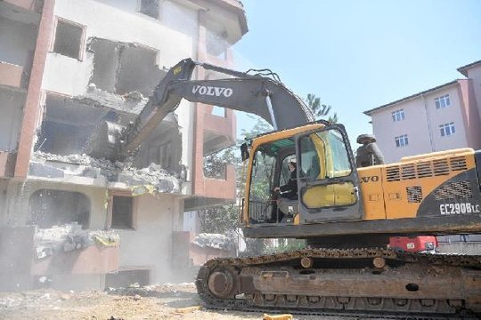 TUZLA'DA DEPREM RİSKİ TAŞIYAN BİNALAR YIKILIYOR