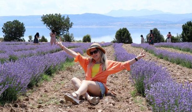 BURDUR GÖLÜ MANZARALI 'MOR ŞÖLEN' İLGİ GÖRÜYOR