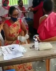 பீகாரில் மருந்தே இல்லாத சிரஞ்சில் எவ்வளவு அழகா.. வலிக்காம தடுப்பூசி போடறாங்க இந்த அம்மா