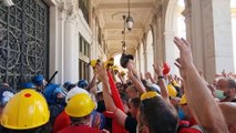 Genova, manifestazione degli operai ex Ilva: i poliziotti si tolgono il casco davanti ai lavoratori