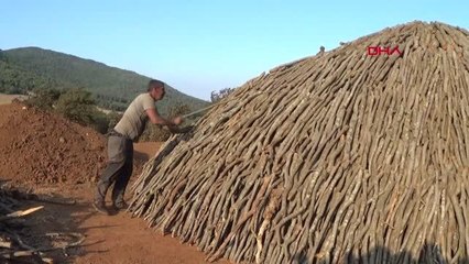 GELENEKSEL YÖNTEMLERLE MANGAL KÖMÜRÜ ÜRETİYORLAR