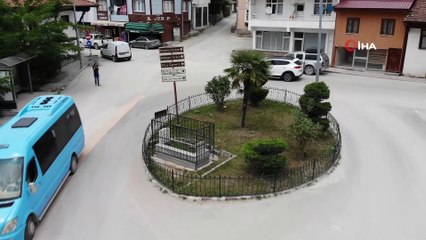 Kavşağın ortasında kalan mezar görenleri şaşırtıyor