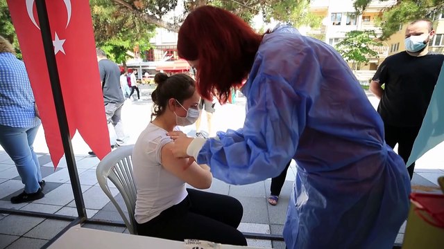 KIRKLARELİ - Sağlık çalışanlarının aşılanan 18 yaş ve üzerindeki çocuklarından akranlarına 'aşı olun' çağrısı