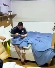 شاهد.. لاعبو الأرجنتين يفاجئون ميسي بالاحتفال بعيد ميلاده