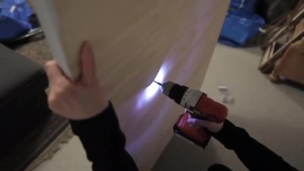 Elle creuse des trous dans une planche et l''''accroche au mur. Le résultat est génial et super prat