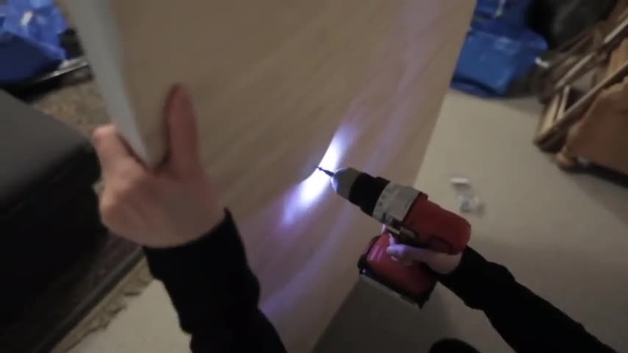 Elle creuse des trous dans une planche et l''''accroche au mur. Le résultat est génial et super prat