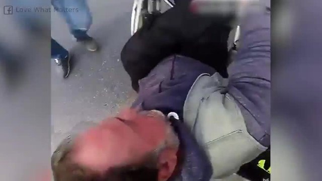 Cet homme vient en aide à un homme en fauteuil