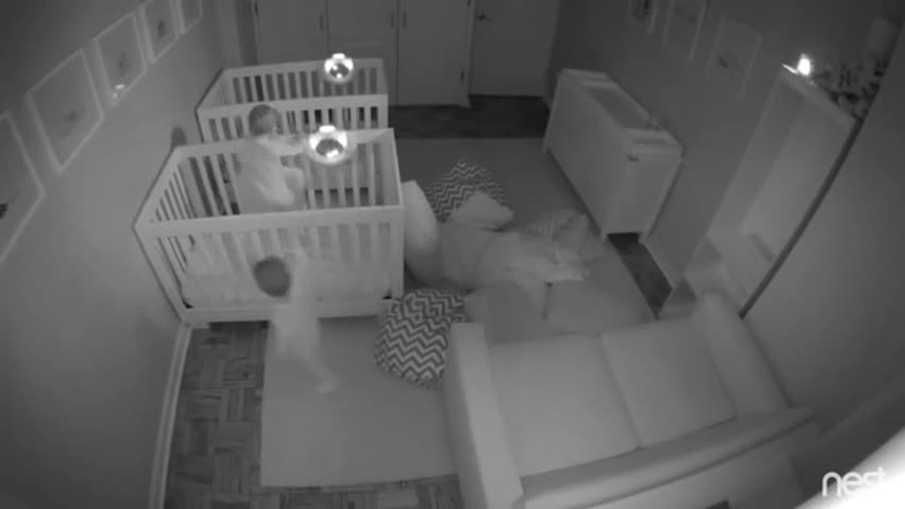 Des jumeaux s’amusent toute la nuit