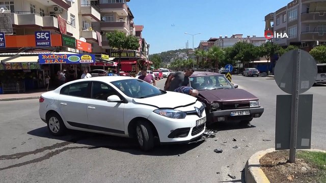 Sürücünün kararsızlığı kazaya sebep oldu...Kaza anı kamerada