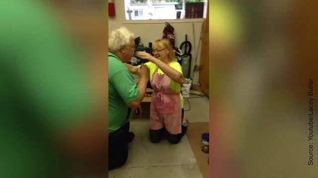 Il demande sa femme en mariage des années après