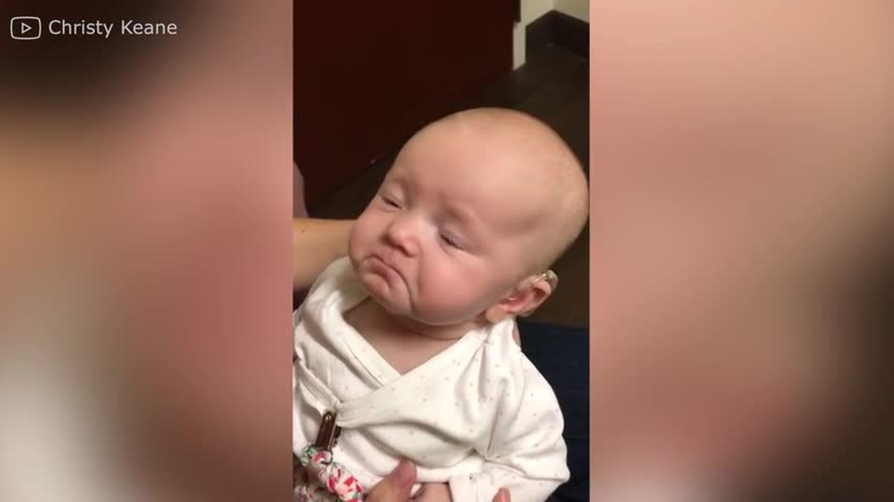 Sourd depuis sa naissance, ce bébé entend pour la première fois