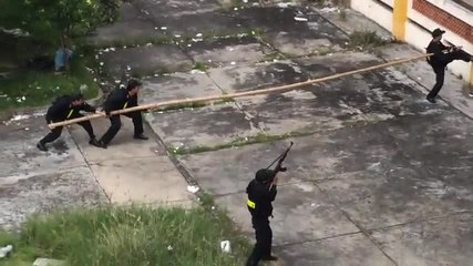 Escalader un immeuble à l’aide d’une perche