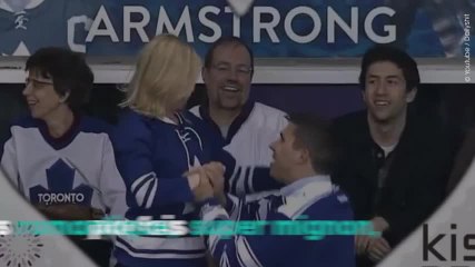 La caméra s'arrête sur ce couple à un moment très gênant