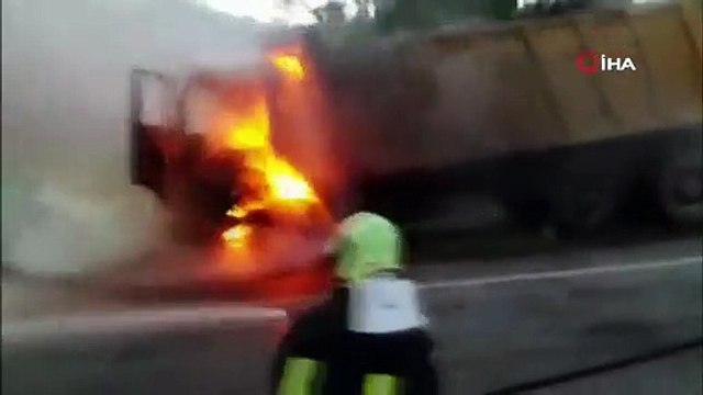 Seyir halindeki kamyonun bomba gibi patladığı anlar kamerada