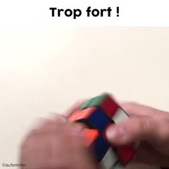 Elle fait un rubik's cube en moins d'une minute