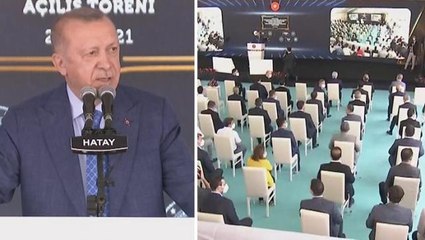 Cumhurbaşkanı, konuşmasını dışarıdan dinleyen vatandaşları içeri aldırdı: Polis arkadaşlar bariyerleri hemen kaldırıversin