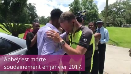 Après ce long voyage, il écoute les battements du cœur de sa fille