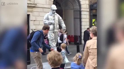 Скачать видео: Incroyable performance de cet homme statue en pleine rue