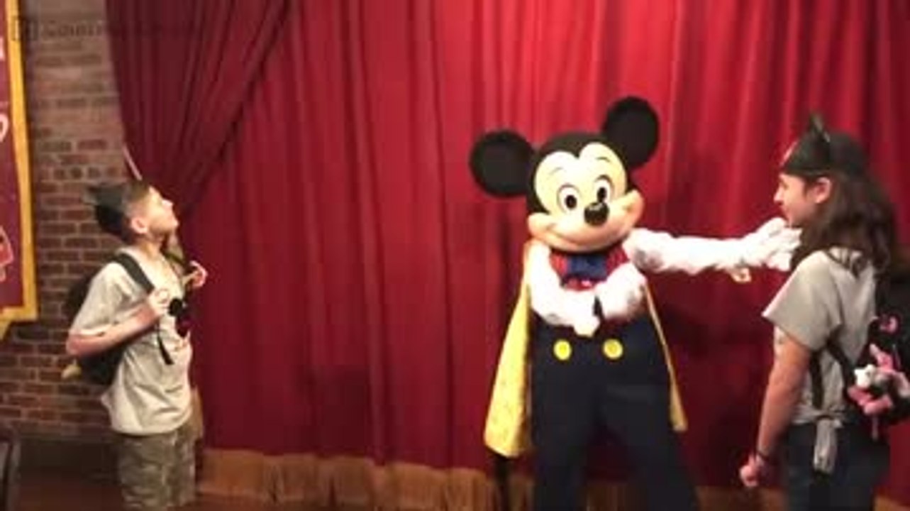 Ils font appel à Mickey pour annoncer à leurs enfants leur adoption