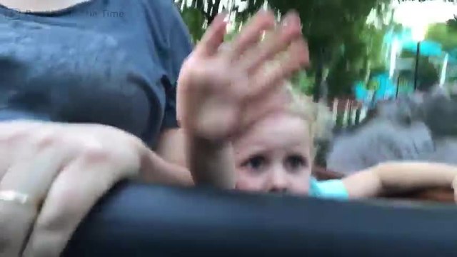 La réaction hilarante d'une petite fille qui découvre les manèges