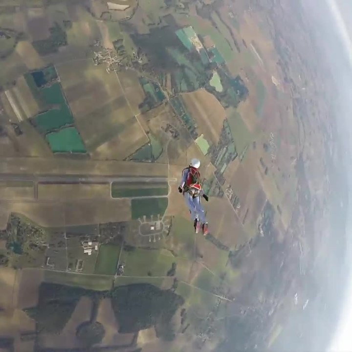 A 17 ans, elle a déjà fait 100 sauts en parachute !