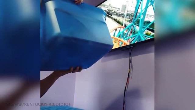 Ce bébé teste les montages russes avant l'âge !