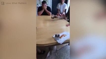 Il apprend qu'il va avoir une cinquième fille, sa réaction est épique