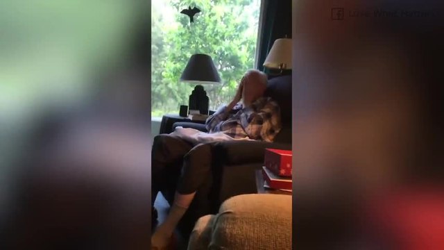 Il apprend qu'il va devenir grand-père. Sa réaction va vous émouvoir