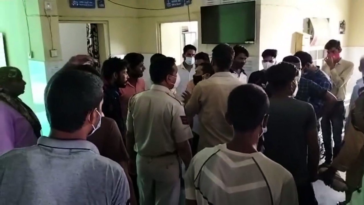 नवजात की मौत पर ग्रामीणों ने अस्पताल में किया हंगामा, धरना देकर किया प्रदर्शन