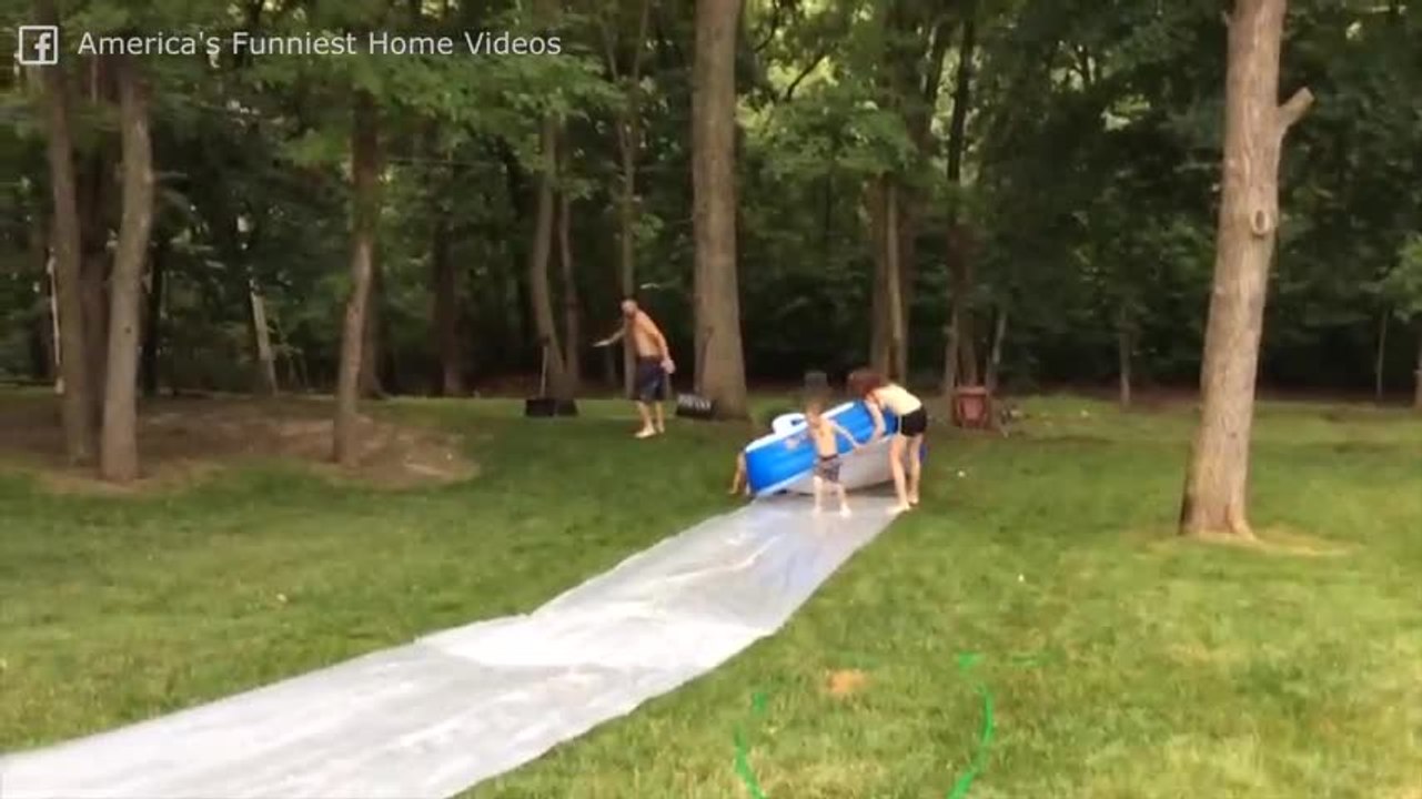 Des enfants découvrent les joies de la piscine... Adorable !