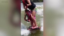 Une maman partage sa planche de surf avec sa fille ! Impressionnant !