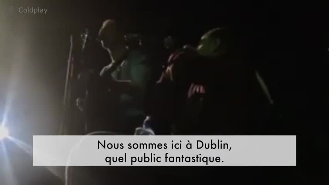 Porté par le public, il monte sur scène auprès de Coldplay