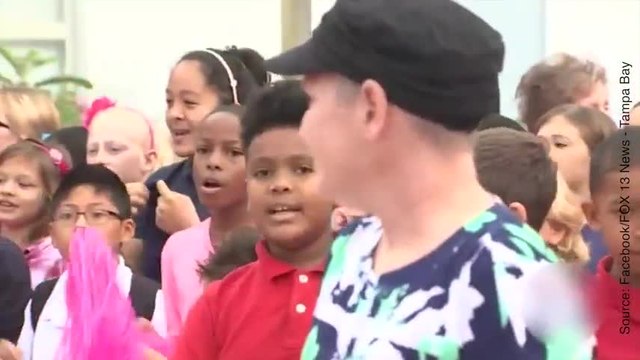 Une école fait une surprise à une prof atteinte d'un cancer du sein