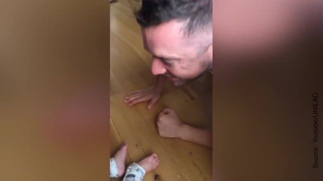 Ce bébé rigole comme une chèvre, improbable
