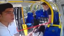 A Istanbul, un homme frappe un femme au visage dans un bus