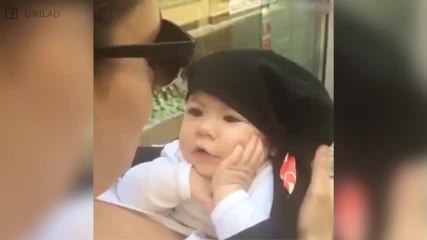 Un bébé hypnotisé par le chant de sa mère