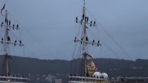 Des marins chantent en arrivant au port